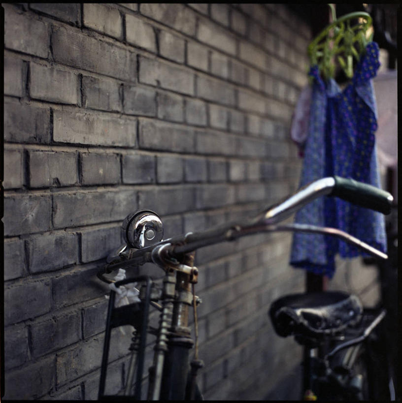 无人,竖图,室外,白天,自行车,衣架,纺织品,北京,吊挂,悬挂,首都,挂,砖墙,运输,摄影,停止,暂停,停滞,彩图