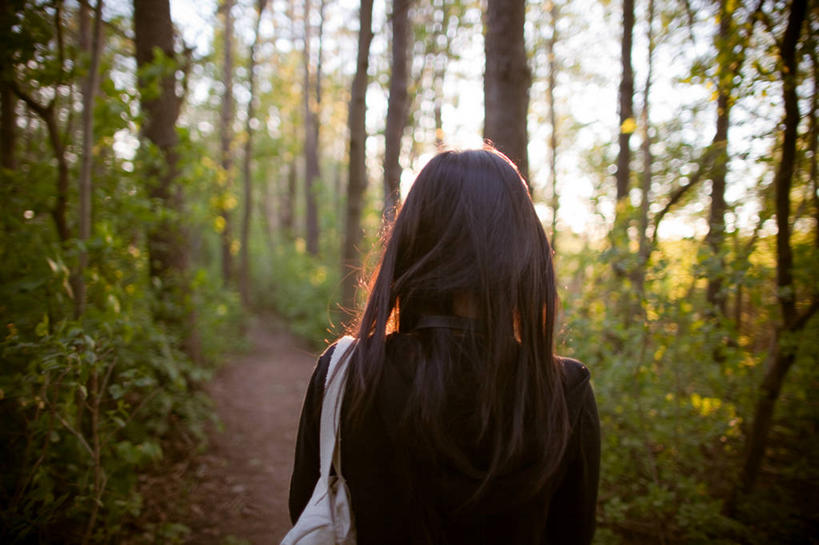 成年人,脸,头,脸颊,一个人,横图,室外,白天,树林,日光,加拿大,仅一个女性,小路,挎包,休闲装,肩膀,树,树干,背面,自然,摄影,头部,脸部,脸蛋,面部,步行,彩图