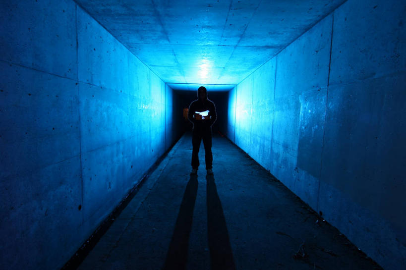 成年人,一个人,站,横图,室内,神秘,日本,仅一个男性,隧道,拿着,休闲装,个性,摄影,照亮,蜡纸,冈山县,彩图