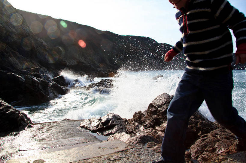 西方人,儿童,一个人,横图,室外,白天,纯洁,海浪,海洋,日光,英国,欧洲,欧洲人,仅一个男性,仅一个人,海岸线,休闲装,小孩,天空,波浪,仅一个小孩,可爱,童年,童趣,摄影,部分,童真,烂漫,无邪,泽西岛,天真,男孩,男人,男性,白种人,孩子,海滩,岩石,彩图,男生