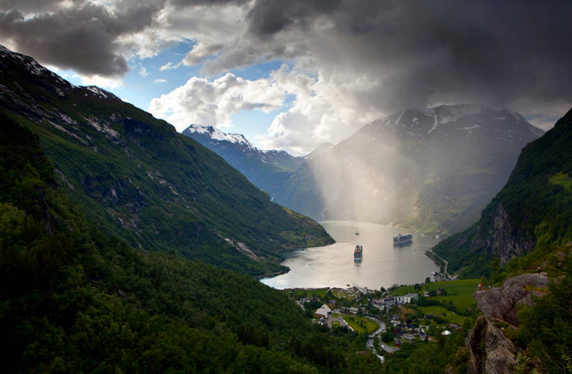 无人,横图,室外,白天,河流,美景,山,植物,船,挪威,景观,悬崖,云,苔藓,风景,天空,自然,景色,摄影,自然风光,盖伦格峡湾,彩图