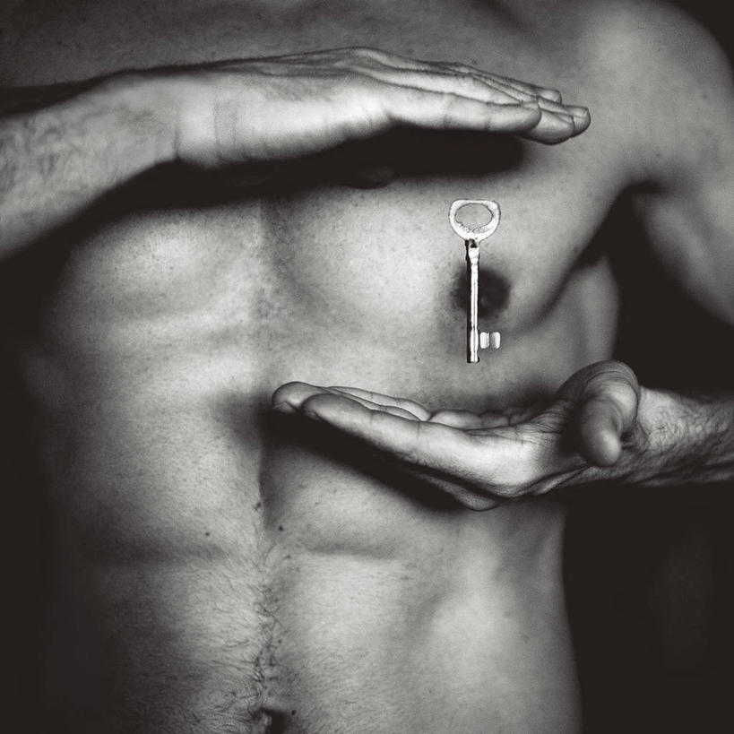 成年人,健壮,一个人,方图,室内,特写,安全,意大利,仅一个男性,钥匙,首都,数码合成,裸露,躯干,探索,摄影,部分,裸,选择,想法,彩图