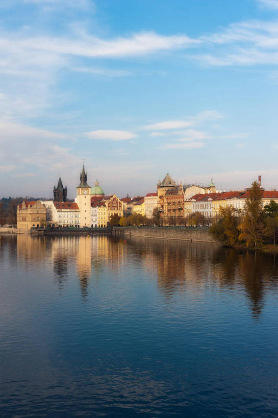 无人,竖图,室外,白天,河流,建筑,欧洲,捷克,反射,河岸,云,城镇,首都,树,天空,地标建筑,摄影,宁静,中欧,捷克共和国,波西米亚,布拉格,伏尔塔瓦河,彩图