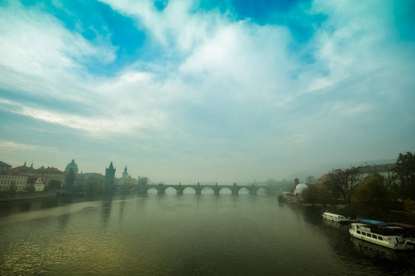 无人,横图,室外,白天,河流,雾,建筑,船,欧洲,捷克,古城,首都,联系,树,天空,地标建筑,摄影,宁静,中欧,捷克共和国,波西米亚,布拉格,查理大桥,伏尔塔瓦河,彩图
