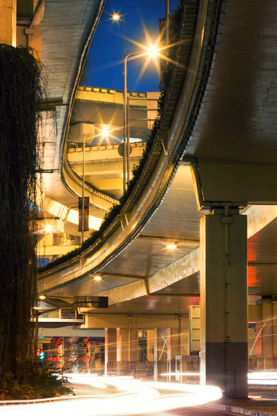 无人,竖图,室外,夜晚,长时间曝光,仰视,城市,建筑,路灯,上海,弯曲,柱子,路口,天空,运输,摄影,迅速,照亮,高架道路,延安,彩图,低角度拍摄