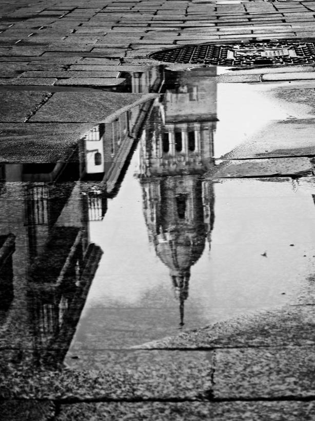 无人,竖图,黑白,室外,白天,水,建筑,街道,西班牙,反射,萨拉曼卡,摄影,基督教,圆顶建筑,水坑,大教堂