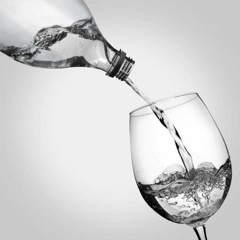 无人,方图,白色背景,水,西班牙,塑胶,饮用水,瓶子,冷饮,摄影,葡萄酒杯,彩图,影棚拍摄