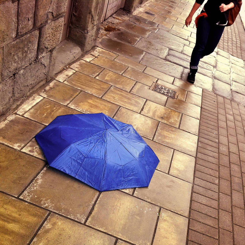 一个人,方图,室外,白天,正面,英国,伞,人行道,休闲装,砖墙,蓝色,摄影,部分,下降,步行,彩图