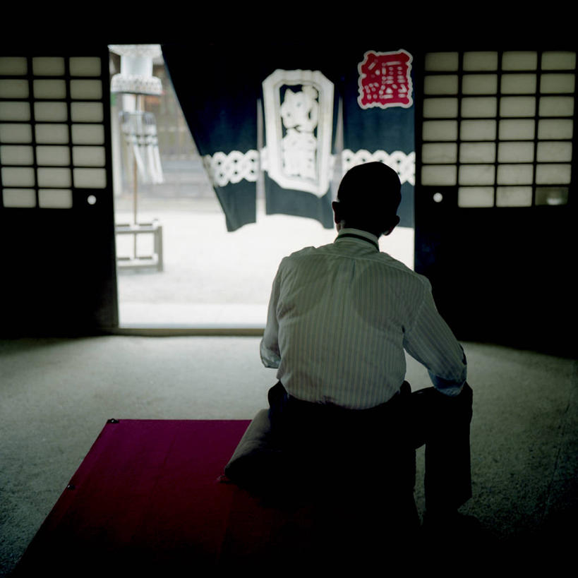 成年人,一个人,坐,方图,室内,日本,仅一个男性,休闲装,背面,摄影,京都府,等,等候室,彩图