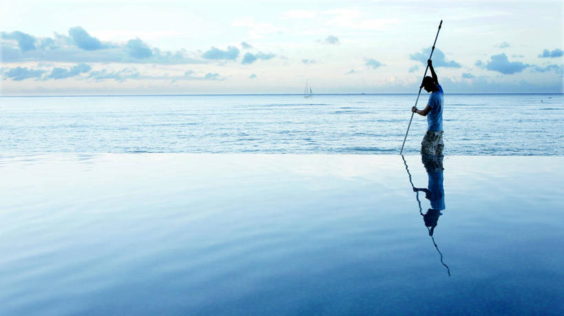 成年人,一个人,站,横图,室外,白天,海洋,美国,仅一个男性,反射,云,拿着,注视,休闲装,天空,自然,观察,看,鸭舌帽,摄影,观看,宁静,察看,关注,夏威夷群岛,威基基,太平洋岛屿,休闲活动,半身,彩图,独处