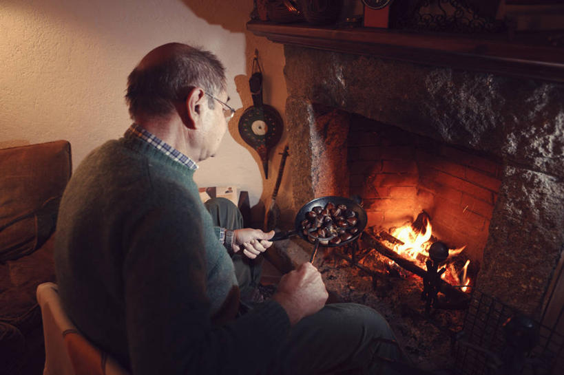 成年人,老年人,一个人,坐,横图,室内,烧烤,壁炉,火,椅子,西班牙,仅一个男性,仅一个人,准备,庆祝,火焰,眼镜,栗子,食品,燃烧,热,拿着,休闲装,看,仅一个老年男性,摄影,老年男性,男人,男性,彩图,死亡节