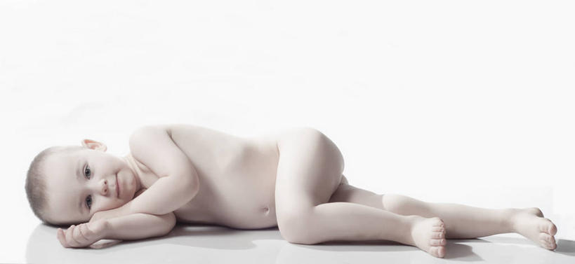 儿童,裸体,一个人,躺,横图,全景,白色背景,纯洁,仅一个男性,仅一个人,小孩,仅一个小孩,赤脚,放松,可爱,童年,童趣,摄影,肖像,童真,烂漫,无邪,塞尔维亚,天真,男孩,男人,男性,孩子,仰卧,彩图,影棚拍摄,男生