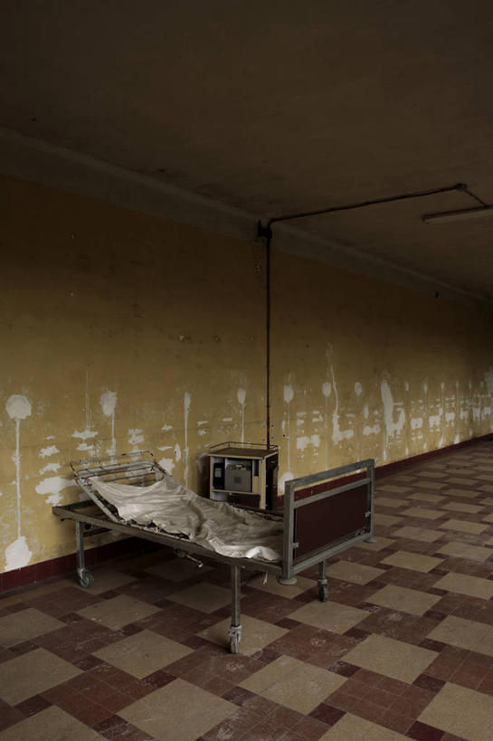 无人,医院,竖图,室内,白天,床,法国,废弃,墙,摄影,报废,废物,病房,下降,丢弃,放弃,抛弃,摈弃,彩图,屏弃,摈斥,摒除