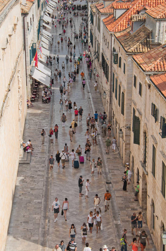 竖图,俯视,室外,白天,城市,道路,建筑,街道,路,公路,克罗地亚,屋顶,交通,摄影,杜布罗夫尼克,马路,步行,彩图,高角度拍摄