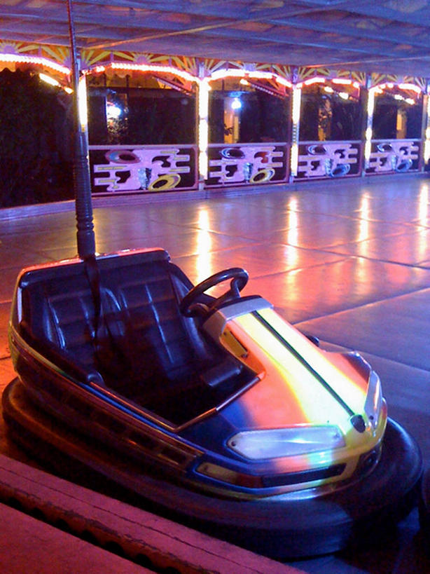 无人,竖图,室内,夜晚,英国,反射,一个,摄影,碰碰车,单个,宁静,照亮,彩图