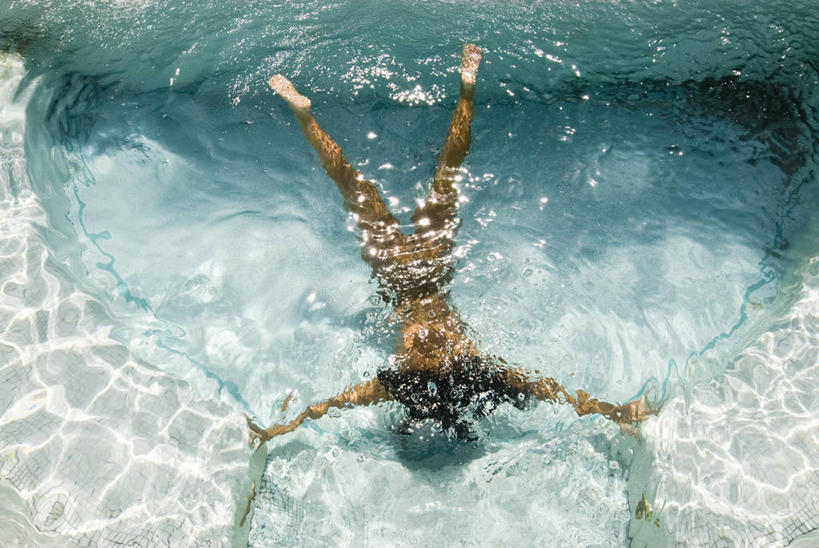 游泳,成年人,一个人,游泳池,横图,室外,白天,度假,水,意大利,仅一个女性,背面,摄影,享乐,彩图