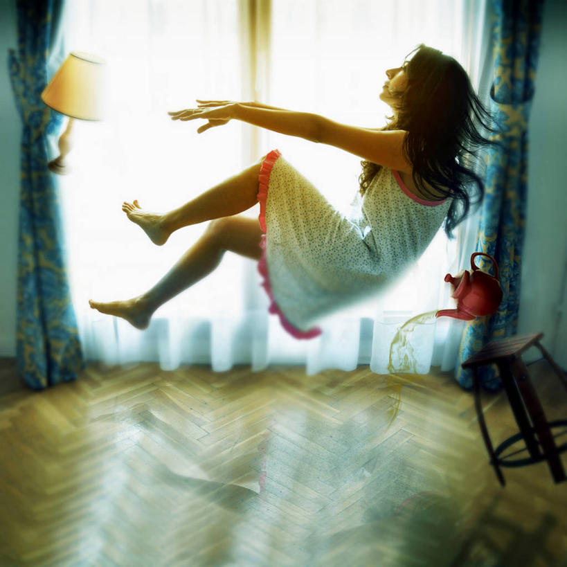 成年人,一个人,方图,室内,白天,侧面,窗户,桌子,法国,巴黎,仅一个年轻女性,仅一个女性,仅一个人,漂浮,艺术,首都,半空,休闲装,灯,茶壶,幻想,摄影,文学,年轻女性,女人,女性,年轻人,彩图,超现实主义,流派,艺术流派