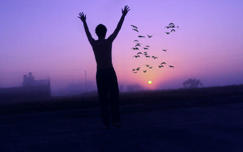 儿童,一个人,站,举,横图,室外,纯洁,日出,太阳,雾,墨西哥,仅一个男性,仅一个人,一群,许多,鸟类,很多,休闲装,飞,小孩,背面,天空,自然,托,仅一个小孩,可爱,童年,童趣,摄影,宁静,拉丁美洲,剪影,童真,烂漫,无邪,韦拉克鲁斯,无忧无虑,天真,男孩,男人,男性,孩子,举起,举手,举着,向上举,向上伸,向上托,半身,彩图,男生