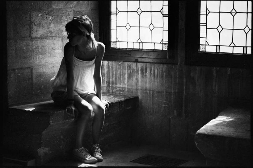 西方人,成年人,一个人,坐,横图,黑白,室内,白天,寂寞,窗户,法国,欧洲,欧洲人,仅一个年轻女性,仅一个女性,仅一个人,休闲装,思考,摄影,帆布鞋,年轻女性,女人,女性,白种人,年轻人