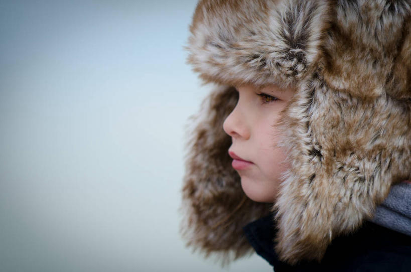 西方人,儿童,一个人,横图,室外,特写,白天,侧面,纯洁,西班牙,欧洲,欧洲人,仅一个男性,仅一个人,首都,小孩,看,仅一个小孩,思考,马德里,可爱,童年,童趣,人体,摄影,部分,童真,烂漫,无邪,裘皮帽,天真,男孩,男人,男性,白种人,孩子,彩图,男生