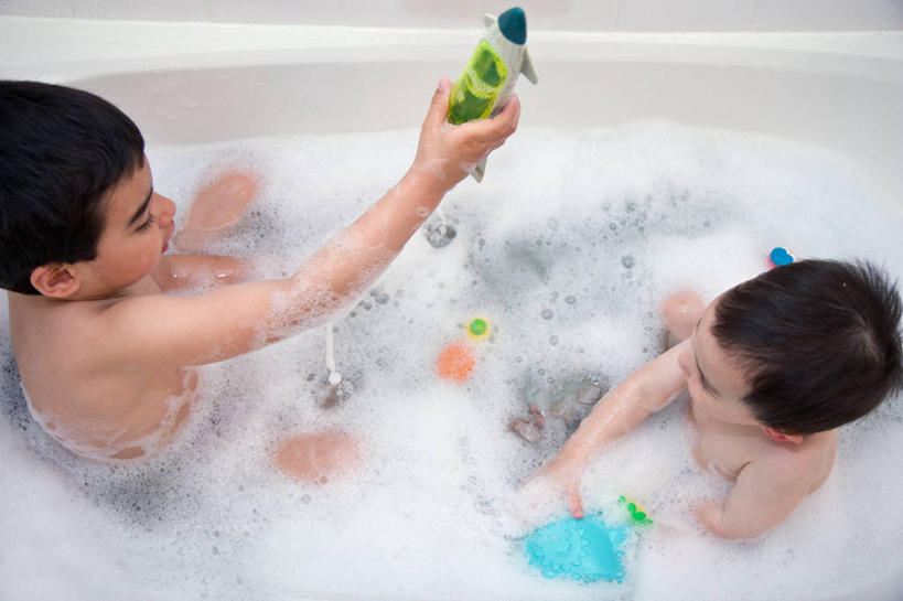 西方人,婴儿,儿童,两个人,兄弟,横图,俯视,室内,洗澡,纯洁,浴室,玩具,欧洲,加拿大,欧洲人,肥皂泡,拿着,干净,小孩,清洁,享受,健康,浴盆,放松,可爱,乐趣,童年,童趣,保健,泡泡浴,摄影,活泼,卫生,享乐,宝宝,童真,纯真,烂漫,无邪,泡汤,温哥华,大不列颠哥伦比亚,伶俐,天真,男孩,男性,白种人,亚洲人,印度人,孩子,彩图,高角度拍摄,沐浴,菲律宾人,空间探索