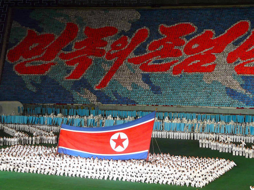 横图,俯视,室外,制服,旗帜,朝鲜,一排,表演,庆祝,整齐,标志,文字,字符,字母,许多人,拿着,标识,排列,一群人,星形,乐趣,摄影,享乐,队列,事件,典礼,群众,平壤,彩图,高角度拍摄,舞蹈