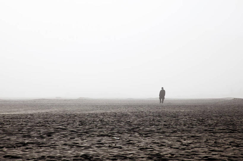 成年人,一个人,横图,室外,白天,探险,火山,暴风雨,印度尼西亚,仅一个男性,地平线,辽阔,地面,背面,天空,自然,广阔,烟,摄影,一望无际,灰,延伸,天地相交,无边无际,一马平川,婆罗摩火山,东爪哇,活火山,步行,彩图,独处