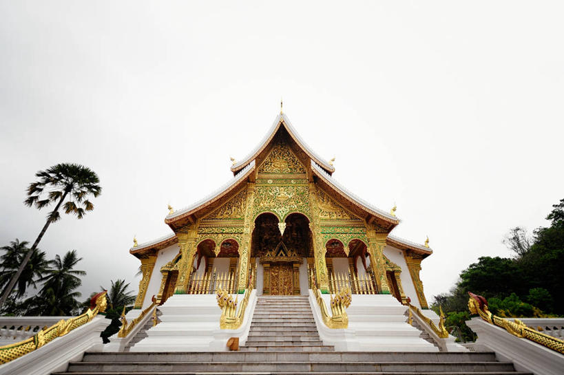 无人,寺庙,横图,室外,白天,楼梯,建筑,老挝,历史,树,摄影,佛教,万里无云,琅勃拉邦,香通寺,彩图