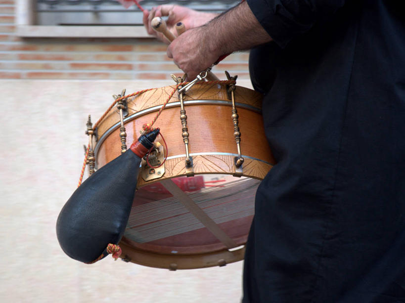 成年人,手,一个人,横图,特写,西班牙,复活节,仅一个男性,庆祝,鼓,皮革,音乐,拿着,表演者,容器,人体,摄影,部分,游行,鼓手,巴伦西亚省,彩图