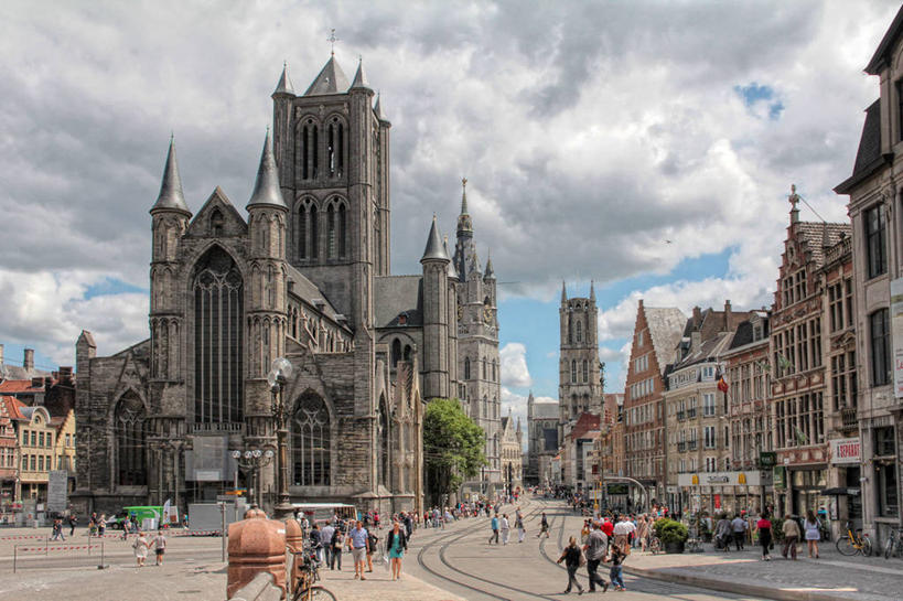 教堂,横图,室外,白天,天际线,城市,道路,建筑,街道,路,公路,比利时,云,尖顶,交通,许多人,一群人,摄影,基督教,哥特式风格,根特,马路,彩图