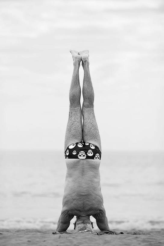 成年人,老年人,一个人,竖图,黑白,室外,白天,海洋,西班牙,仅一个男性,仅一个人,倒立,内衣,水平线,裸露,背面,自然,仅一个老年男性,平衡,摄影,退休,裸,老年男性,男人,男性,海滩,休闲活动,莫夕亚