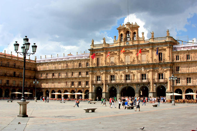 广场,横图,室外,白天,旅游,建筑,路灯,旗帜,西班牙,欧洲,行人,游客,游人,云,拱门,许多人,萨拉曼卡,路人,旅客,天空,一群人,摄影,南欧,西班牙王国,卡斯蒂利亚,莱昂,卡斯蒂利亚.莱昂,过客,莱昂省,彩图