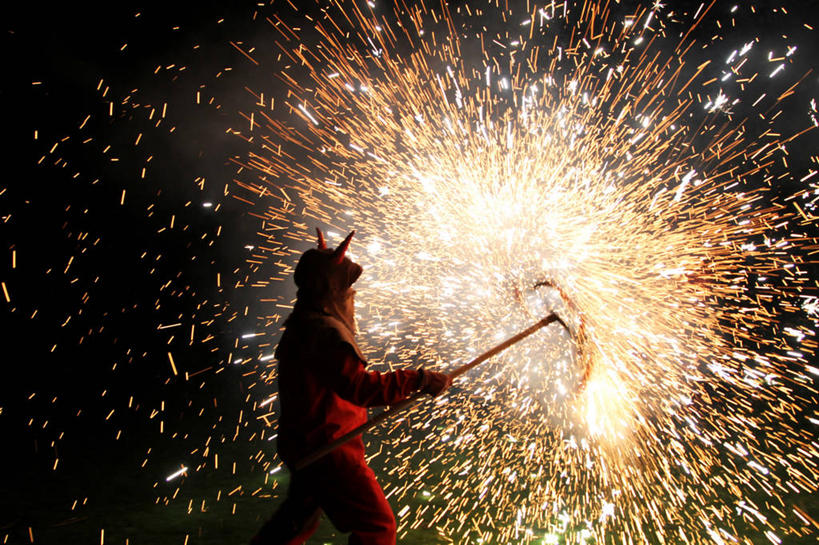 成年人,一个人,站,横图,室外,夜晚,西班牙,仅一个男性,庆祝,火花,拿着,焰火,摄影,照亮,巴伦西亚省,半身,彩图,传统节日