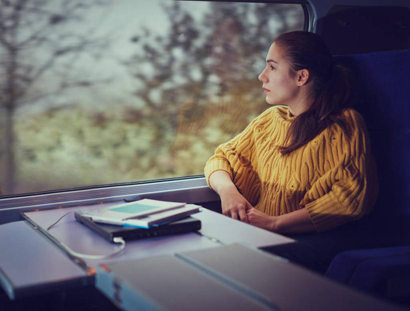 西方人,成年人,一个人,坐,横图,室内,白天,旅途,火车,法国,欧洲,欧洲人,仅一个年轻女性,仅一个女性,仅一个人,注视,休闲装,观察,看,思考,运输,摄影,观看,察看,关注,车座,布根地,第戎,年轻女性,女人,女性,白种人,年轻人,书,半身,彩图,旅行