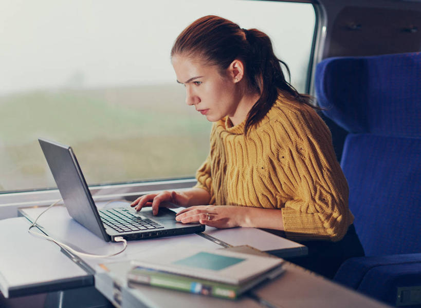 西方人,成年人,脸,头,脸颊,一个人,坐,横图,室内,白天,通讯,旅途,笔记本电脑,技术,火车,法国,欧洲,欧洲人,仅一个年轻女性,仅一个女性,仅一个人,联系,休闲装,肩膀,运输,摄影,专心,操作,车座,无线电技术,布根地,第戎,年轻女性,女人,女性,白种人,年轻人,头部,脸部,脸蛋,面部,书,彩图,旅行