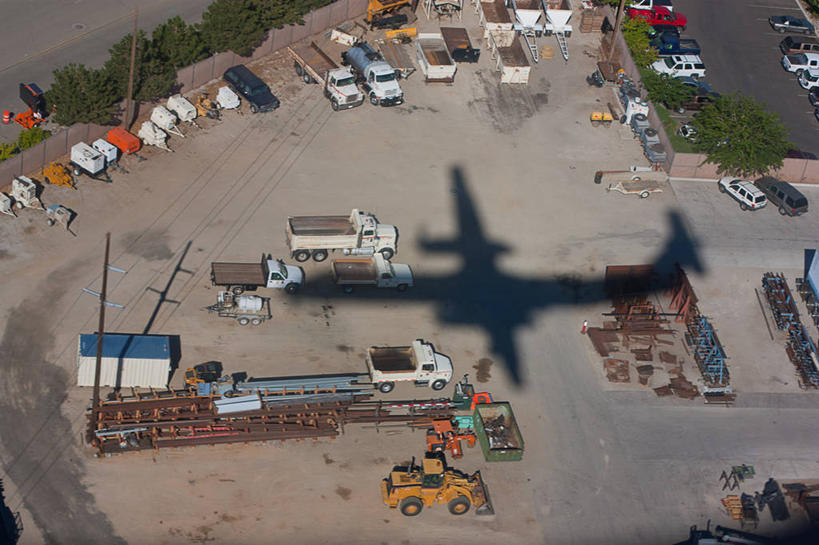 无人,横图,俯视,室外,白天,建筑业,飞机,汽车,美国,阴影,车,树,自然,建筑工地,交通工具,运输,摄影,停止,载具,暂停,推土机,停滞,内华达州,堆土机,里诺,彩图,高角度拍摄
