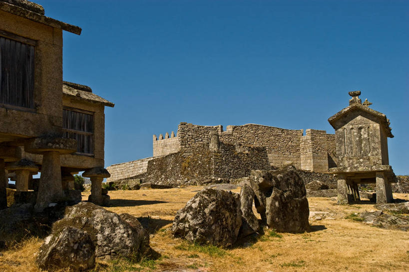 无人,横图,室外,白天,建筑,葡萄牙,城堡,地形,田地,历史,石墙,摄影,宁静,岩层,万里无云,米尼奥,岩石,彩图