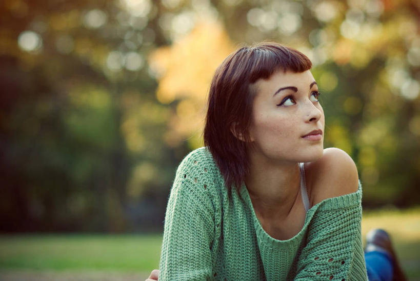 成年人,脸,头,脸颊,一个人,坐,横图,室外,特写,白天,毛衣,日光,美国,仅一个年轻女性,仅一个女性,仅一个人,肩膀,绿色,向上看,思考,放松,个性,摄影,年轻女性,女人,女性,亚洲人,年轻人,头部,脸部,脸蛋,面部,秋天,彩图,美人