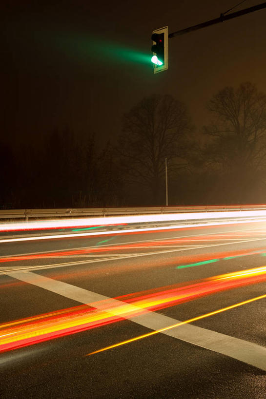 无人,竖图,室外,夜晚,街道,德国,红绿灯,首都,柏林,树,天空,运输,摄影,绿灯,尾灯,迅速,照亮,彩图