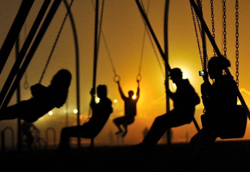 儿童,横图,室外,夜晚,纯洁,美国,摇摆,荡秋千,可爱,童年,童趣,摄影,照亮,享乐,加利福尼亚,剪影,童真,烂漫,无邪,天真,休闲活动,彩图