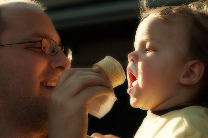 婴儿,儿童,成年人,中年人,脸,头,脸颊,两个人,家庭,父亲,儿子,微笑,横图,室外,白天,幸福,纯洁,加拿大,连接,眼镜,首都,拿着,休闲装,饮食,肩膀,小孩,张嘴,温暖,温馨,一家人,可爱,摄影,活泼,和睦,宝宝,张大嘴巴,纯真,烂漫,无邪,渥太华,伶俐,天真,男性,中年男性,孩子,头部,脸部,脸蛋,面部,张开嘴,彩图,融洽,幼儿,冰淇淋蛋卷