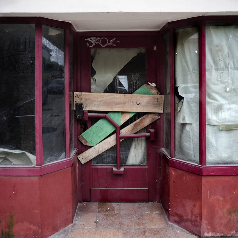 无人,商店,方图,室外,白天,门,西班牙,废弃,关闭,木制,红色,门框,监狱,摄影,报废,宁静,废物,监禁,束缚,封闭,丢弃,关押,监牢,牢狱,放弃,抛弃,监管,禁闭,摈弃,看守,彩图,屏弃,摈斥,摒除