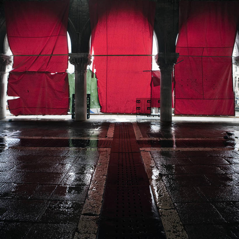 无人,方图,室内,白天,意大利,威尼斯,阴影,柱子,市场,红色,零售,摄影,宁静,陷阱,彩图