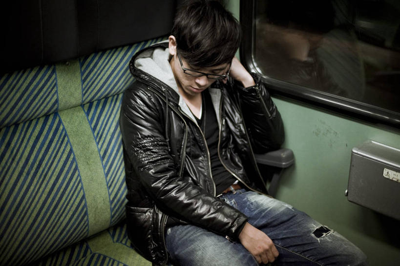 成年人,一个人,坐,横图,室内,窗户,火车,德国,仅一个男性,仅一个人,眼镜,休闲装,仅一个年轻男性,放松,运输,摄影,车座,茄克,男人,男性,年轻男性,中国人,年轻人,彩图