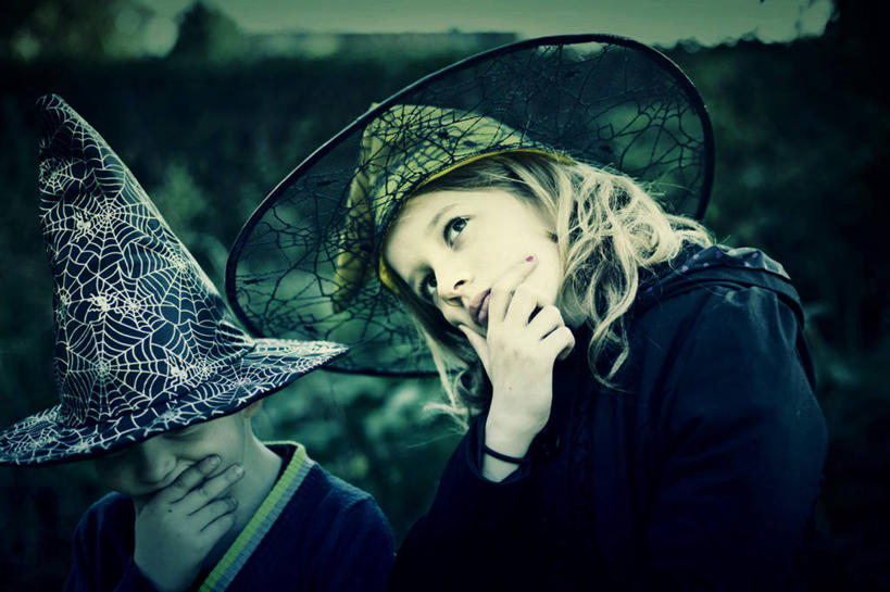 西方人,儿童,脸,头,脸颊,头发,两个人,兄弟,姐妹,站,横图,阶调图片,室外,纯洁,英国,欧洲,欧洲人,撑,托腮,注视,休闲装,肩膀,小孩,黄昏,观察,看,托,思考,金色,可爱,童年,童趣,摄影,观看,巫婆帽,察看,关注,托下巴,童真,烂漫,无邪,兰开夏,天真,男孩,男性,女孩,女性,白种人,孩子,头部,脸部,脸蛋,面部,彩图