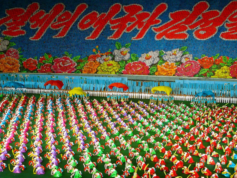 横图,俯视,室外,白天,锻炼,快乐,比赛,运动,竞争,朝鲜,一排,丰富,整齐,标志,文字,字符,字母,许多人,娱乐,标识,排列,一群人,休闲,摄影,多样,体育运动,队列,平壤,体育,彩图,高角度拍摄,健身,传统节日