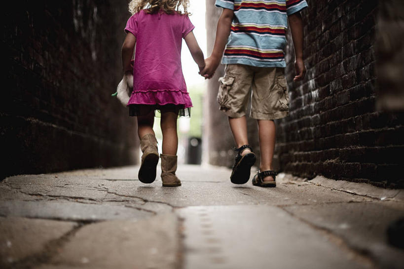 儿童,两个人,横图,室外,白天,友谊,纯洁,街道,美国,休闲装,背面,可爱,童年,童趣,摄影,童真,烂漫,无邪,缅因州,波特兰,天真,男孩,女孩,步行,手牵手,彩图