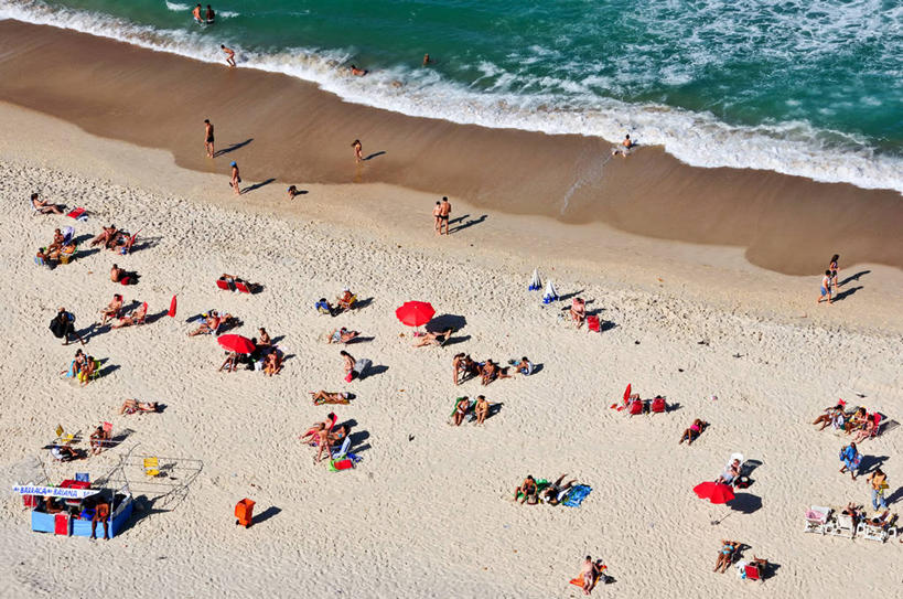 横图,俯视,航拍,室外,白天,旅游,度假,海浪,海洋,水,城市,巴西,伞,沙子,雨伞,遮阳伞,河岸,许多人,阳伞,波浪,一群人,放松,摄影,太阳伞,享乐,鸟瞰,里约热内卢,科巴卡巴纳海滩,海滩,休闲活动,彩图,高角度拍摄
