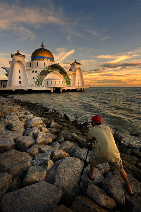 成年人,一个人,站,竖图,室外,海洋,建筑,相机,马来西亚,仅一个男性,仅一个人,海岸线,水平线,云,休闲装,仅一个年轻男性,拍照,背面,天空,自然,黄昏,靠,靠着,鸭舌帽,摄影,伊斯兰教,圆顶建筑,清真寺,三脚架,马六甲州,男人,男性,年轻男性,中国人,年轻人,彩图,独处