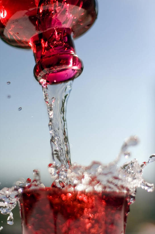 无人,竖图,室外,特写,白天,水,西班牙,倒,溅,红色,瓶子,摄影,清新,维多利亚,阿拉瓦省,彩图